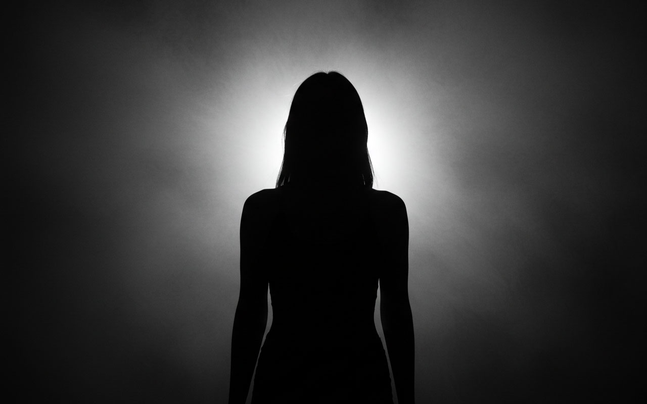 Carlee akishiriki hadithi yake kuhusu kukubali labia refu za asili bila aibu